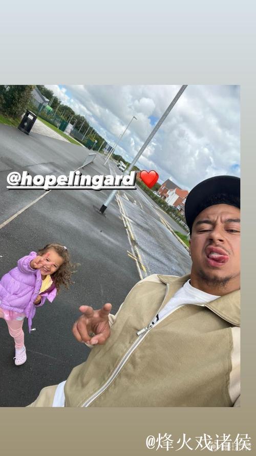 林加德社媒晒怀抱女儿照片:节日快乐 林加德社媒晒怀抱女儿照片:节日快乐