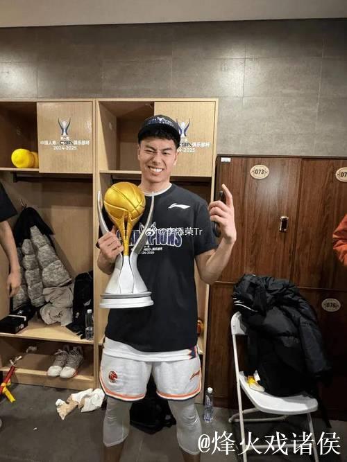 俱乐部杯-李添荣20分上海胜山西 洛夫顿24+12 俱乐部杯-李添荣20分上海胜山西 洛夫顿24+12