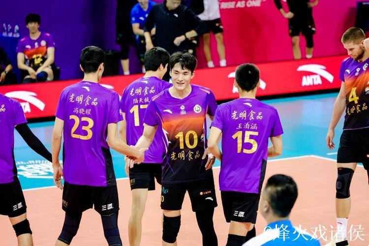 排超联赛榜首大战轻取广东队,上海男排常规赛半程登顶 排超联赛榜首大战轻取广东队,上海男排常规赛半程登顶