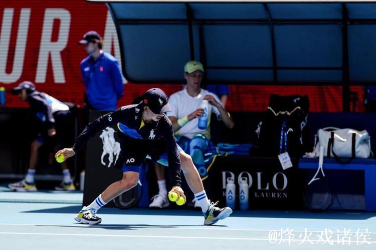 中网球童闪耀2025澳网 以专业诠释中国风采 中网球童闪耀2025澳网 以专业诠释中国风采