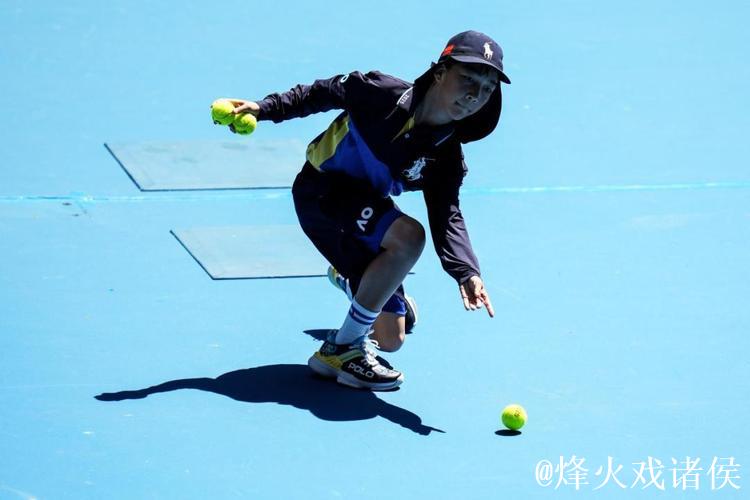 中网球童闪耀2025澳网 以专业诠释中国风采 中网球童闪耀2025澳网 以专业诠释中国风采
