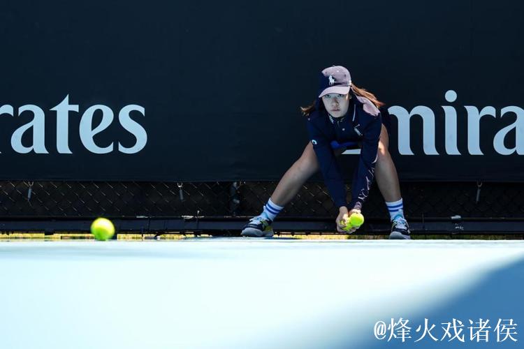 中网球童闪耀2025澳网 以专业诠释中国风采 中网球童闪耀2025澳网 以专业诠释中国风采